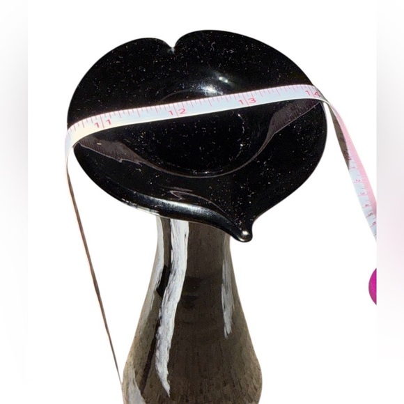 Elegant Black Vase - Picture 3 of 5